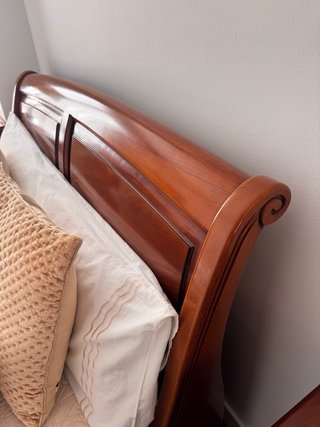 Cama con somier de madera maciza de cerezo francés