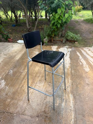 Taburete Alto Negro con Patas Metálicas