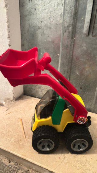 Trattore giocattolo Bruder rosso e giallo