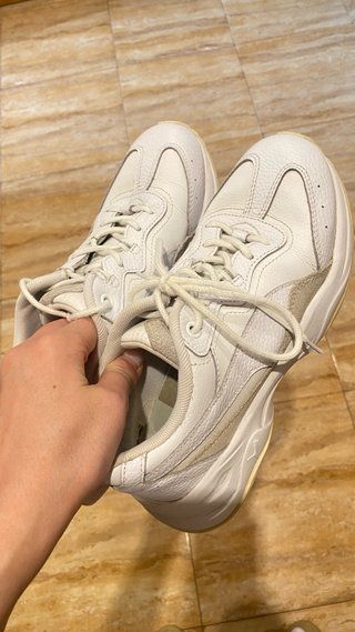 Zapatillas deportivas beige y blancas