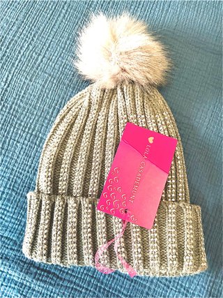 Gorro Lola Casademunt con pompón y pedrería