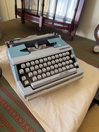 Máquina de escribir vintage azul y gris