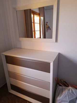Cómoda de madera con espejo