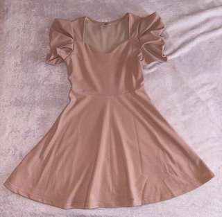 Vestido Beige con Mangas Volantes