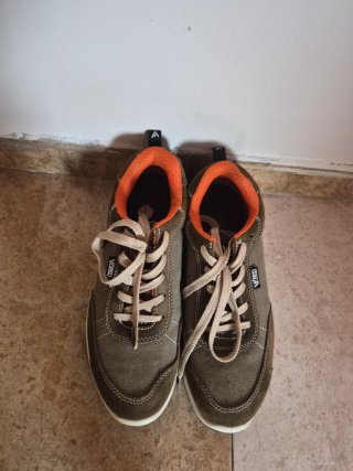 Zapatos de seguridad marrones y naranjas