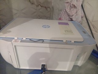 Impresora HP blanca y azul