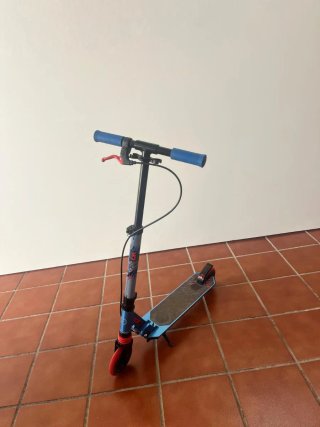 Patinete infantil azul y rojo