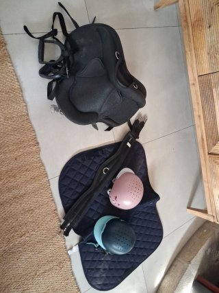 Silla de montar con cincha y cascos