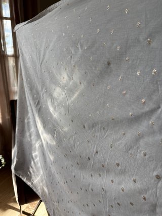 Cortinas blancas con topos dorados