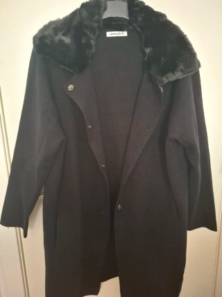 Abrigo Memory & Co cuello pelo negro