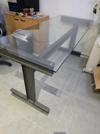 Mesa de oficina diseño vigas hierro y cristal