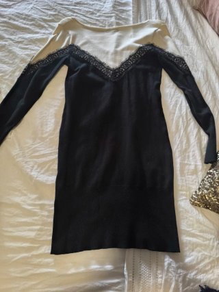 Vestido bicolor con detalle de encaje