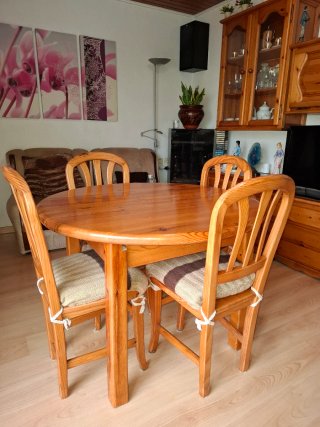 Mesa de comedor extensible y 4 sillas de madera