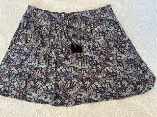 Falda floral Stradivarius