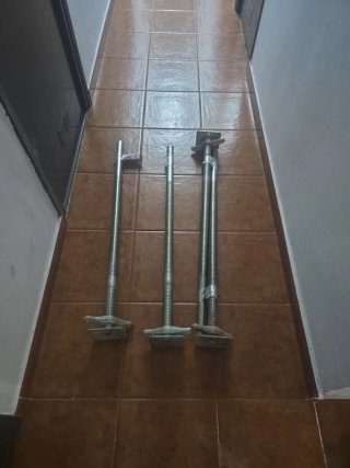 Patas de andamio metálicas