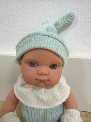 Muñeco Bebé con Gorro y Babero
