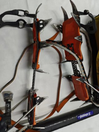 Piolet de travesía y Crampones