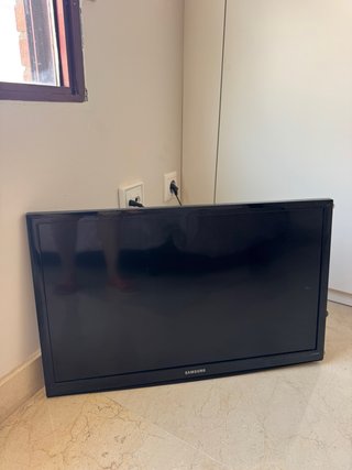 Televisor Samsung 24” Negro con soporte a la pared