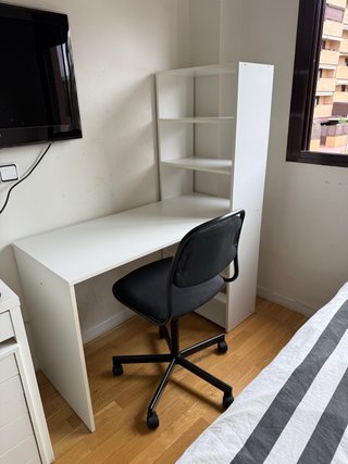 Escritorio blanco con estantería y silla Ikea