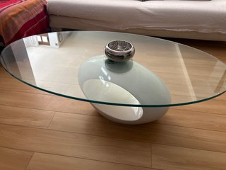 Mesa de centro ovalada de cristal y base blanca