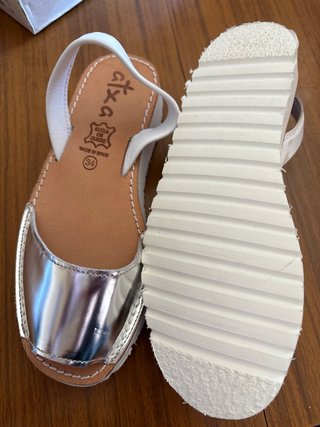 Sandalias Atxa Plateadas y Blancas