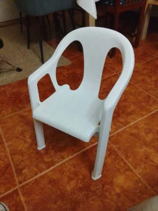 Silla infantil de plástico blanca