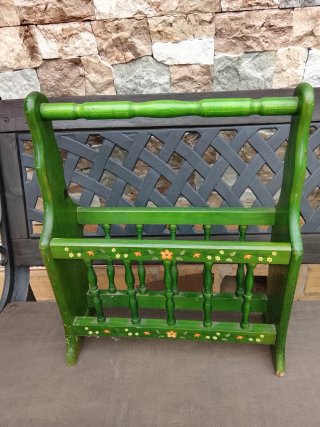 Revistero de madera verde
