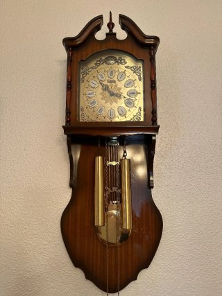Reloj de péndulo de madera