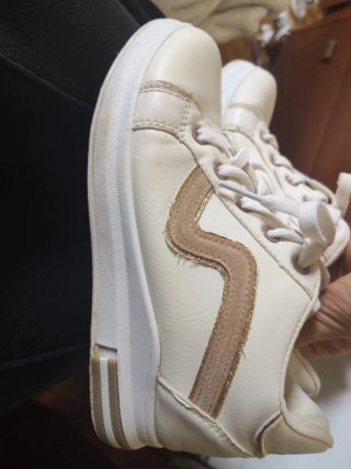 Zapatos blancos y dorados