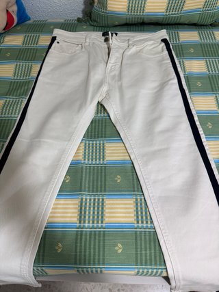 Pantalón Bershka blanco con raya lateral