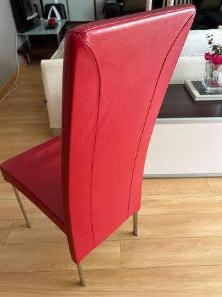Silla de piel roja moderna