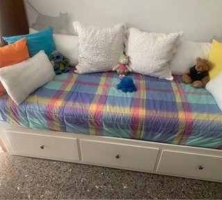 Cama diván blanca con 3 cajones +dos colchones
