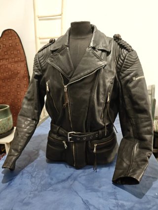 Chaqueta de cuero cruzada negra