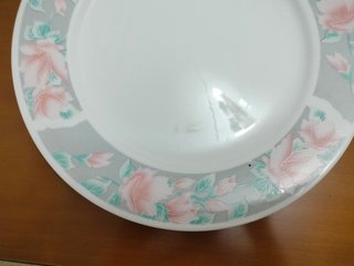 Vajilla antigua de porcelana con motivos de flores