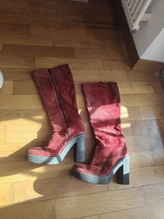 Stivali bordeaux con tacco grigio