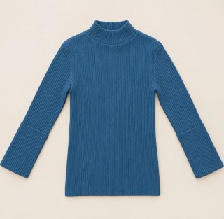 Jersey azul de cuello alto acanalado