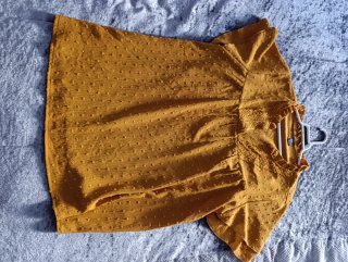 Camiseta amarilla con textura