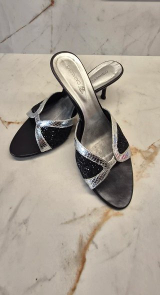 Sandalias Caramelo Negras y Plateadas
