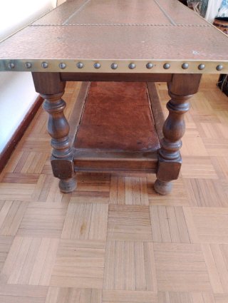 Mesa Rústica con Sobre de Metal