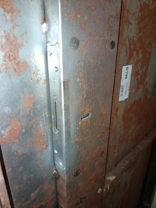 Puerta antiokupa metálica