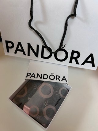 Conjunto Pandora collar y pendientes de corazón.