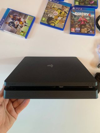 PlayStation 4 Slim con 5 Giochi