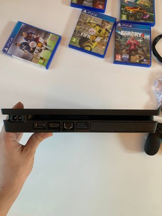 PlayStation 4 Slim con 5 Giochi
