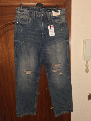 Pantalón ancho desgastado
