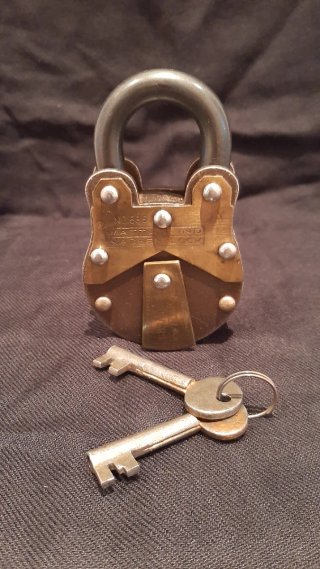 Antiguo Candado Wattand con Llaves