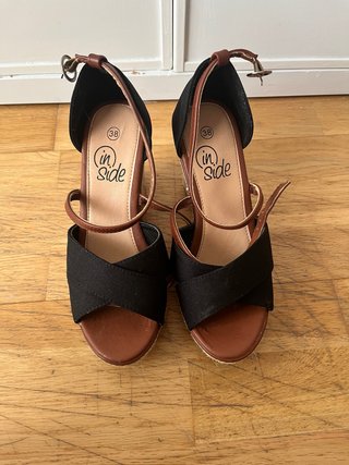 Sandalias de cuña Inside negras y marrones