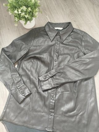 Camisa de cuero negra