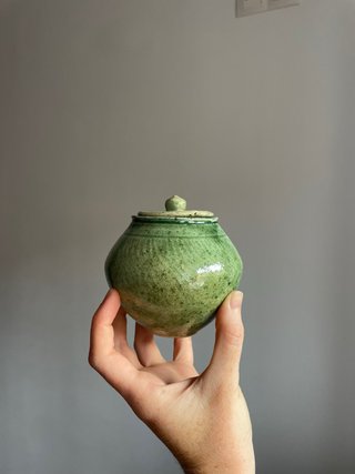 Recipiente de cerámica con tapa, de diseño artesan