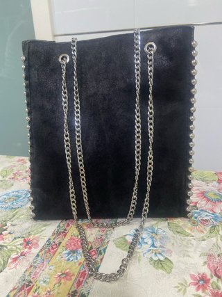Bolso de hombro negro con tachuelas
