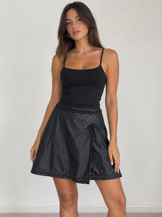 Falda negra con etiqueta